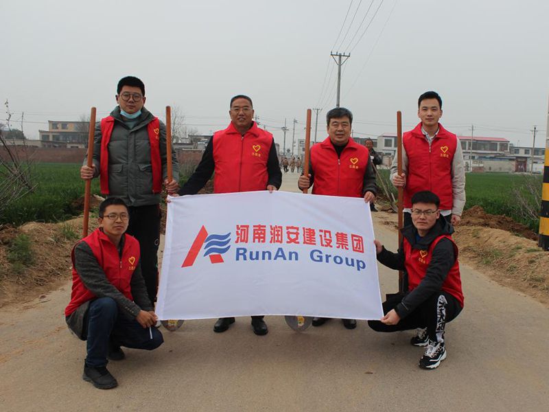 2022年，潤(rùn)安集團(tuán)深入寶蓮寺鎮(zhèn)二十里鋪村，助力人居環(huán)境整治。